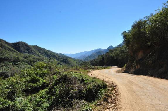 Estrada vai serpenteando moro acima, em direção à Sucre - Bolívia